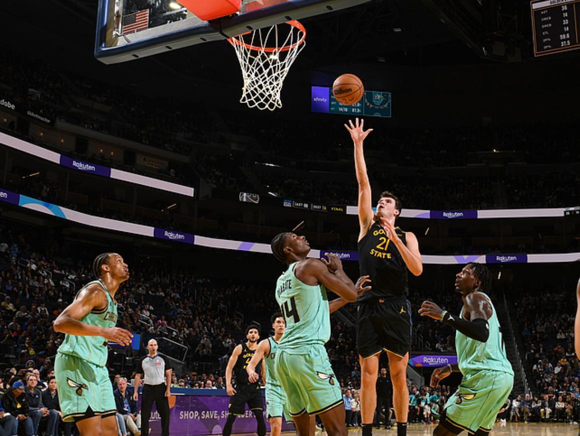 巴特勒惊艳全场，西亚卡姆助攻爆棚，黄蜂逆转取胜！